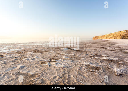 Lever de soleil sur un lac d'Orumieh au Nord-Ouest de la région de l'Iran. Banque D'Images