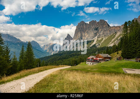 Village typique dans le paysage des Dolomites, Italie Banque D'Images