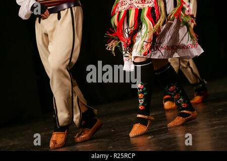 Les jeunes danseurs en costume traditionnel serbe. Le folklore de la Serbie. Banque D'Images