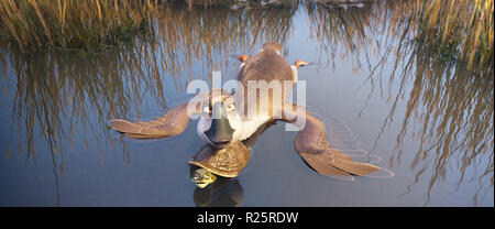 Duck Duck Goose est une animation par ordinateur 2018 comédie film réalisé par Chris Jenkins et avec les voix de Jim Gaffigan, Zendaya et Carl Reiner. Cette photo est pour un usage éditorial uniquement et est l'auteur de la société film et/ou le photographe attribué par le film ou la société de production et ne peut être reproduite que par des publications dans le cadre de la promotion du film ci-dessus. Un crédit obligatoire pour l'entreprise de film est nécessaire. Le photographe devrait également être portés lorsqu'il est connu. Banque D'Images
