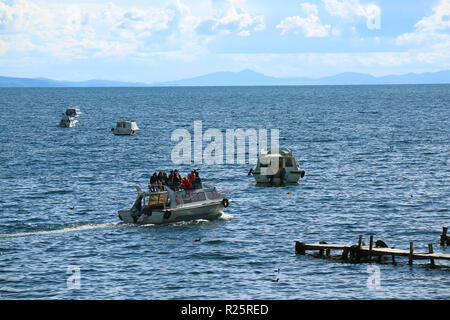 Ferry-boats avec beaucoup de gens sur le lac Titicaca, la ville de Copacabana, Bolivie le 28 avril 2018 Banque D'Images