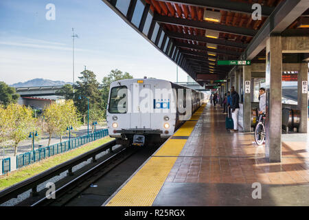 Novembre 19, 2017 Oakland/CA/USA - BART train En arrivant à l'arrêt, Richmond Coliseum lié, à l'est de la baie de San Francisco Banque D'Images