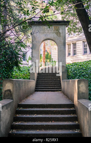 Béton vieux escaliers et memorial arc romain, partie d'une passerelle, à l'Université de Berkeley en Californie, San Francisco bay area Banque D'Images