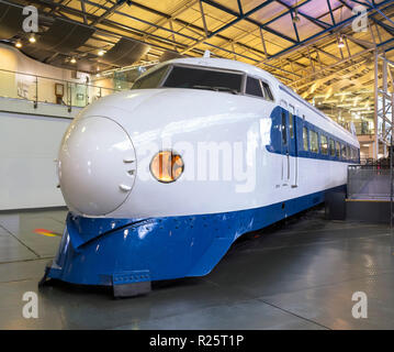 Bullet Train japonais (Série 0 Shinkansen) dans le Grand Hall, National Railway Museum, York, Angleterre. Ce train a été construit en 1976. Banque D'Images