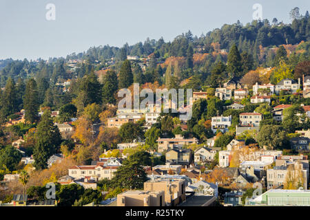 Vue aérienne du quartier résidentiel construit sur une colline sur un jour d'automne ensoleillé, Berkeley, San Francisco, Californie ; Banque D'Images