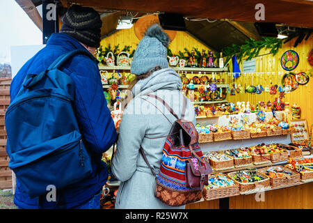 À quelques souvenirs en bois stand au marché de Noël de Gendarmenmarkt à Berlin, Allemagne en hiver. Juste avent la Décoration et stands de produits d'artisanat sur Bazar. Banque D'Images