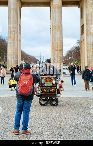 Berlin, Allemagne - le 8 décembre 2017 : prendre des photos de l'orgue de barbarie à la porte de Brandebourg à Berlin, de l'Allemagne Banque D'Images