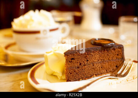 L'hôtel Sacher, à Vienne, Autriche : célèbre Sachertorte (gâteau) Banque D'Images