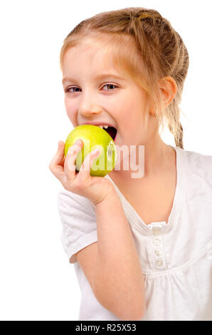 Little girl eating apple isolé sur fond blanc Banque D'Images