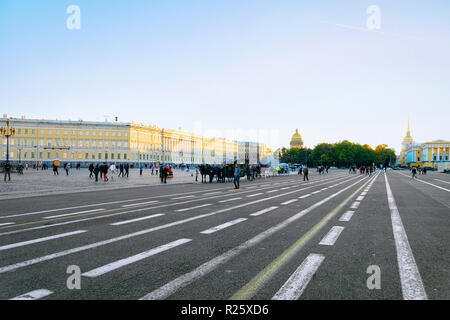 Saint-pétersbourg, Russie - 11 octobre 2015 : Aveue Dvortsovaya et cathédrale Saint Isaac à St Petersburg, en Russie. Banque D'Images