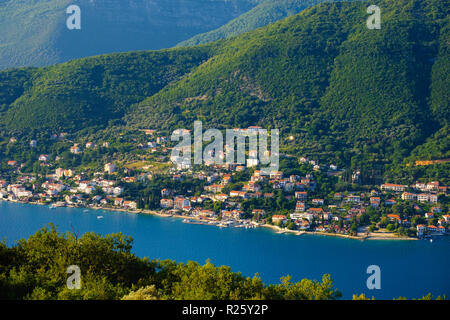 Kumbor, près de l'Herceg Novi, vue à partir de la péninsule Lustica, extérieur de la baie de Kotor, Monténégro Banque D'Images