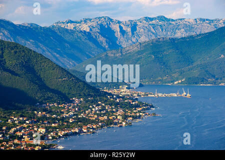 Baosici et Bijela, près de l'Herceg Novi, vue à partir de la péninsule Lustica, extérieur de la baie de Kotor, Monténégro Banque D'Images