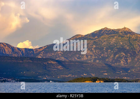 Nafplia Palace de montagne dans la lumière du soir, vue de Krasici près de Tivat Lustica péninsule, Luštica, baie de Kotor, Monténégro Banque D'Images