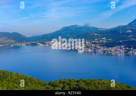 Herceg Novi avec Topla et Savina, vue à partir de la péninsule Lustica, extérieur de la baie de Kotor, Monténégro Banque D'Images