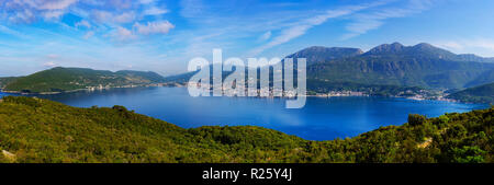 Avec Njivice Herceg Novi et l'Orjen Zelenika, Montagnes, Vue depuis la péninsule Lustica, extérieur de la baie de Kotor, Monténégro Banque D'Images