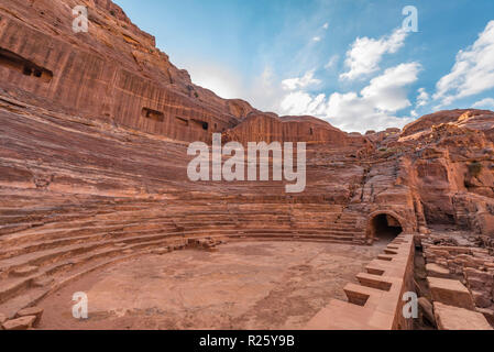 Amphithéâtre, ville nabatéenne Pétra, près de Wadi Musa, Jordan Banque D'Images