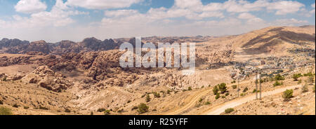 Panorama, vue sur les gorges de la Siq ville nabatéenne de Petra, Wadi Musa, Jordan Banque D'Images