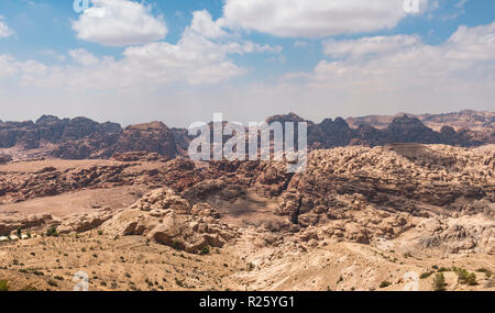 Voir à la gorge de Siq ville nabatéenne de Petra, Wadi Musa, Jordan Banque D'Images