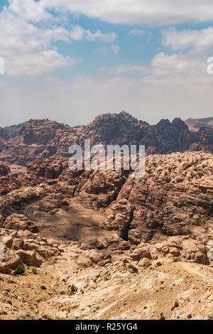 Voir à la gorge de Siq ville nabatéenne de Petra, Wadi Musa, Jordan Banque D'Images