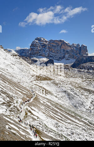 Randonneurs sur le sentier de randonnée le long de 101 les Trois Cimes de Lavaredo murs sud vers Cappella degli Alpini Banque D'Images