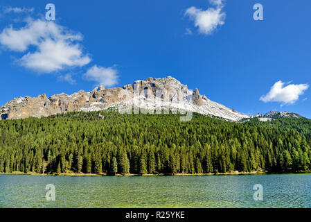 Vue sur le lac de Misurina, avec la forêt dense, à la chaîne de montagnes Cadini di Misurina, province Belluno, Italie Banque D'Images