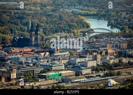 Vue aérienne de la vieille ville, avec l'Elbe, Magdebourg, Saxe-Anhalt, Allemagne Banque D'Images