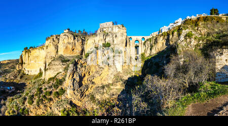 Vue panoramique du pont Puente Nuevo et de vieilles maisons construites sur le bord de la falaise, dans la vieille ville de Ronda, province de Malaga, Andalousie, espagne. O Banque D'Images