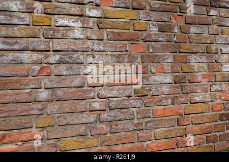 Vieux Mur de brique rouge montrant des signes de vieillissement et la décomposition du mortier. Banque D'Images