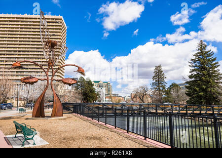 25 mars 2018 Reno / Nevada / USA - Art et sentier de marche sur le rivage de la rivière Truckee, courant à travers le centre-ville Banque D'Images