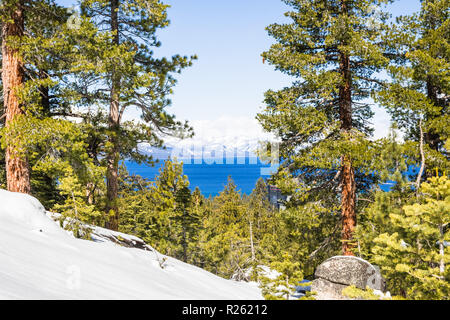 Vue vers le lac Tahoe de Van Sickle Bi-State Park sur une journée ensoleillée Banque D'Images