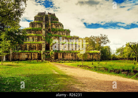 Pyramide ancienne Prasat Thom mort Koh Ker en style maya cachés dans la forêt tropicale jungle du Cambodge Banque D'Images