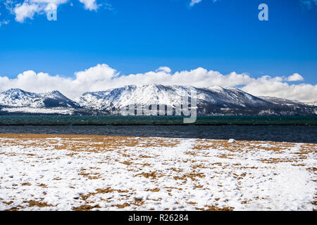 Lac Tahoe sud plage de sable couvert de neige, lors d'une journée ensoleillée, la neige a couvert la Sierra montagnes en arrière-plan ; Californie Banque D'Images
