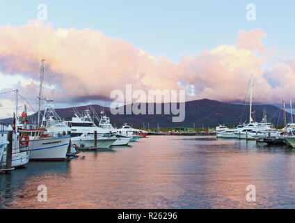 Coucher de Cairns sur une séquence de quelques minutes avec des nuages sur l'est le paramètre reflétant la trinité du soleil sur les eaux de la Cairns Marlin Marina Banque D'Images