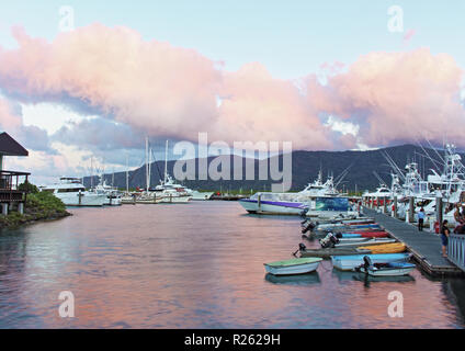 Coucher de Cairns sur une séquence de quelques minutes avec des nuages sur l'est le paramètre reflétant la trinité du soleil sur les eaux de la Cairns Marlin Marina Banque D'Images