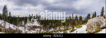 Vue panoramique de la Sierra Montagnes, Lac Tahoe en arrière-plan sur un jour nuageux ; Van Sickle Bi-State Park, Californie et Nevada Banque D'Images