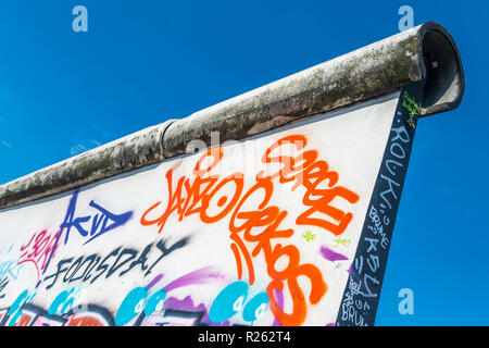 Une section d'un graffiti sur la célèbre East Side Gallery au mur de Berlin, Berlin, Allemagne. Banque D'Images