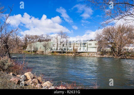 Complexe d'appartements sur le littoral de la rivière Truckee, Reno, Nevada ; augmentation du niveau de l'eau dû à la fonte de la neige Banque D'Images