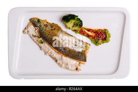 Vue de dessus les filets de truite arc-en-frit avec brocoli à la vapeur et la sauce tartare sur assiette blanche. Plus isolé sur fond blanc Banque D'Images