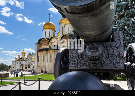 Le Tsar Cannon est un élément unique de la collection de l'artillerie du Kremlin. Il a été créé en 1586 à Moscou's Cannon cour par d'éminents canon russe-cas Banque D'Images