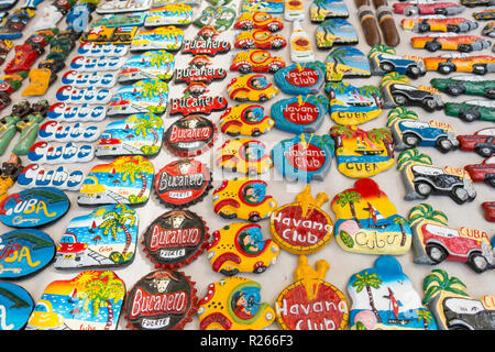 TRINIDAD, CUBA - 4 janvier 2017 : drapeaux nationaux cubains, palm, Che Guevara et d'autres portraits aimant frigo / souvenirs typiques de Cuba vendu en souve Banque D'Images