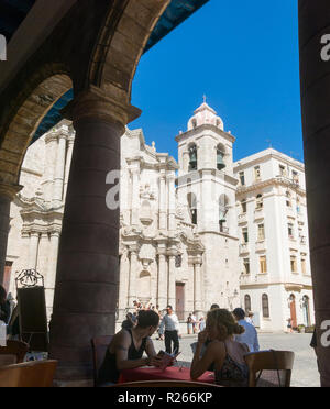 La HAVANE, CUBA - 16 janvier 2017 : Plaza de la Catedral (Anglais : Place de la cathédrale) est l'une des cinq principales places dans la vieille Havane et le site de la ca Banque D'Images