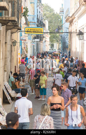 La HAVANE, CUBA - 16 janvier 2017 : le Bar La Bodeguita del Medio, sur la rue Obispo. Les touristes marcher dans une scène quotidienne dans la Vieille Havane, sur une journée ensoleillée. La Havane Banque D'Images