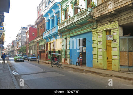 La HAVANE, CUBA - 16 janvier 2017 : scène de rue avec de vieilles voitures américaines dans le centre-ville de La Havane, Cuba Banque D'Images