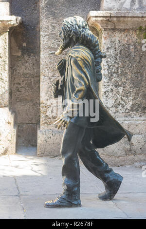 La HAVANE, CUBA - 16 janvier 2017 : une statue en bronze de l'aimé Caballero de Paris se tient juste en face de l'église de San Francisco de Asis à Habana Vi Banque D'Images