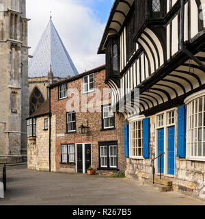 Vue partielle de 4 bâtiments historiques (York Minster, half-timbered St. William's College & maisons) - College Street, York, Yorkshire, Angleterre, Royaume-Uni. Banque D'Images