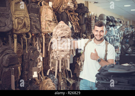 Guy d'Amérique à la sac à dos camouflage armée en magasin Banque D'Images