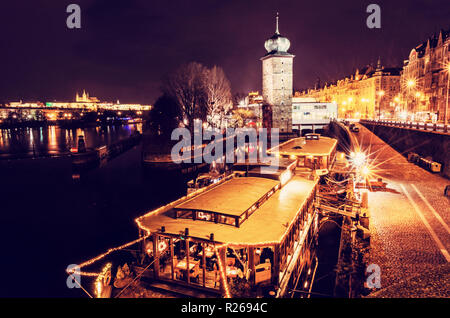 Sitkov Water tower et bateau restaurant à Prague, République tchèque. Scène de nuit. Destination de voyage. Filtre photo rouge. Banque D'Images