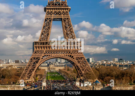 Beau détail de la Tour Eiffel et ses environs du Trocadéro, avec un ciel dramatique dans l'arrière-plan, Paris, France Banque D'Images