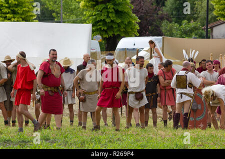 AQUILEIA, Italie - 22 juin 2014 : un groupe de reconstitueurs juste avant l'exposition au festival annuel de la Rome antique Banque D'Images