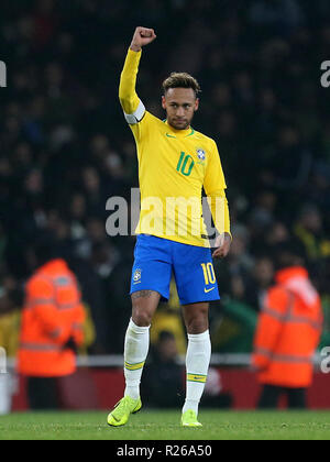 Neymar du Brésil fête marquant son premier but de la partie du jeu de la mort pendant le spot match amical à l'Emirates Stadium, Londres. Banque D'Images